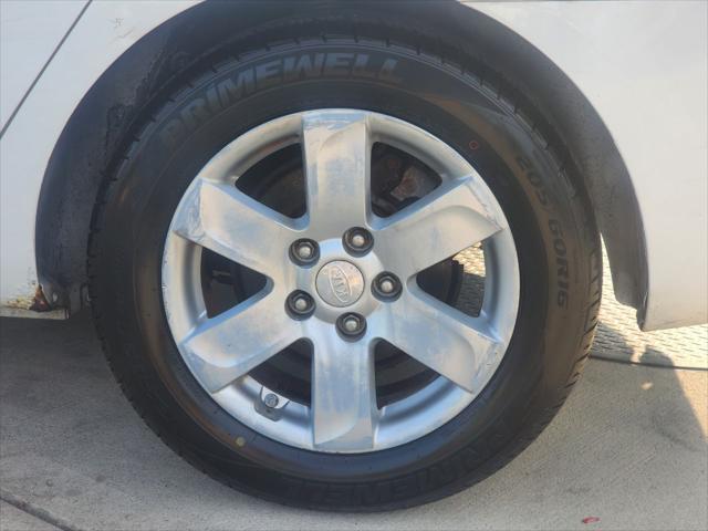 Photo of 2007 White Kia Rondo
