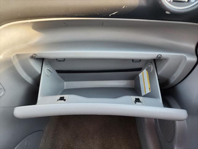 Photo of 2007 White Kia Rondo