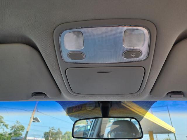 Photo of 2007 White Kia Rondo
