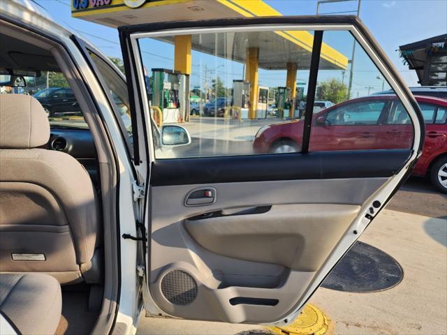 Photo of 2007 White Kia Rondo