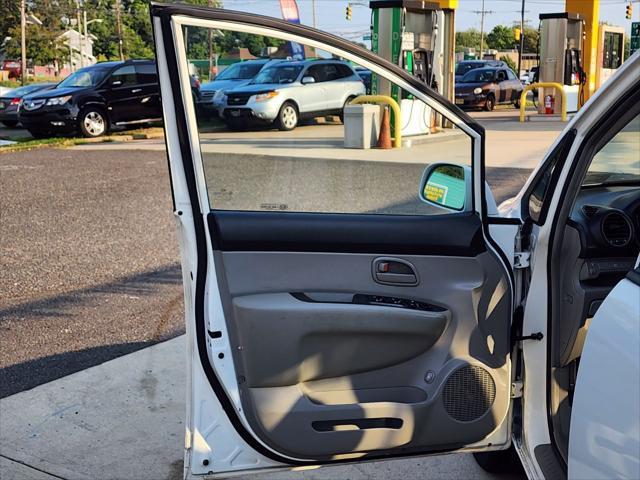 Photo of 2007 White Kia Rondo