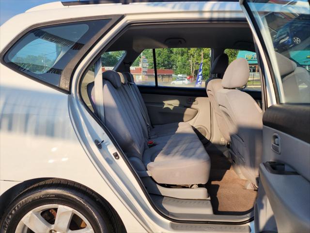 Photo of 2007 White Kia Rondo