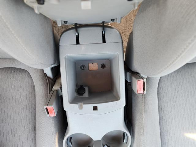 Photo of 2007 White Kia Rondo