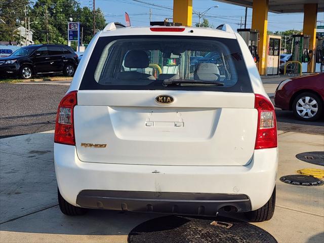 Photo of 2007 White Kia Rondo
