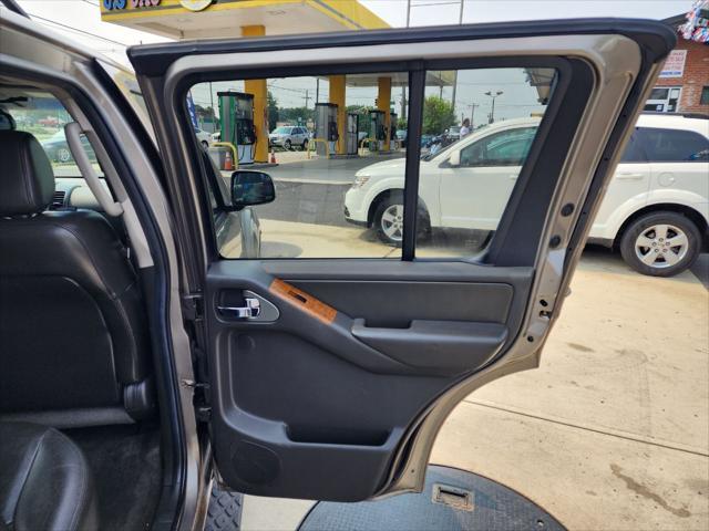 Photo of 2005 Gray Nissan Pathfinder