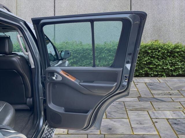 Photo of 2006 Gray Nissan Pathfinder