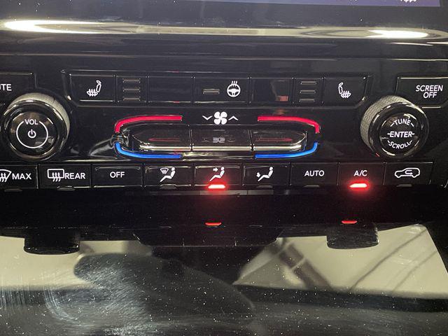 Photo of 2023 Diamond Black Crystal Pearlcoat Jeep Grand Cherokee L