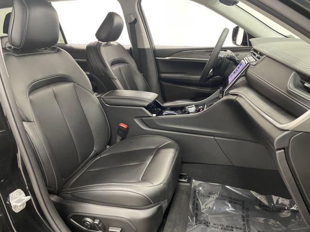 Photo of 2023 Diamond Black Crystal Pearlcoat Jeep Grand Cherokee L