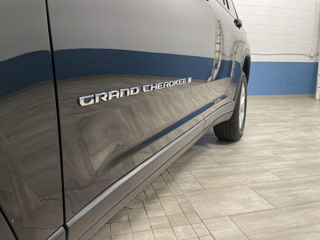Photo of 2023 Diamond Black Crystal Pearlcoat Jeep Grand Cherokee L