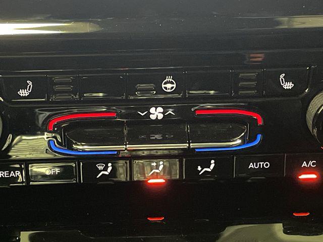 Photo of 2023 Diamond Black Crystal Pearlcoat Jeep Grand Cherokee L