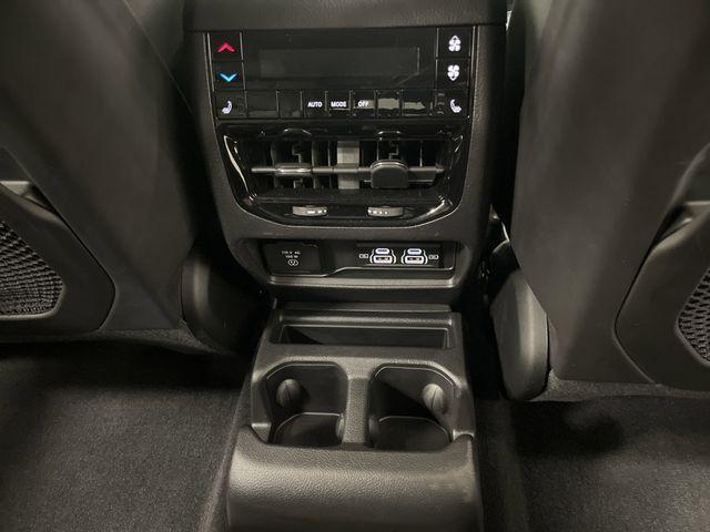 Photo of 2023 Diamond Black Crystal Pearlcoat Jeep Grand Cherokee L