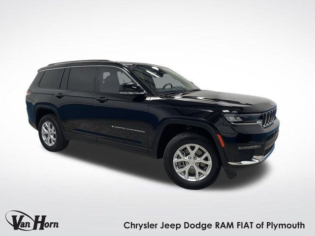 Photo of 2023 Diamond Black Crystal Pearlcoat Jeep Grand Cherokee L