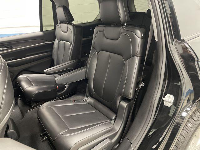 Photo of 2023 Diamond Black Crystal Pearlcoat Jeep Grand Cherokee L