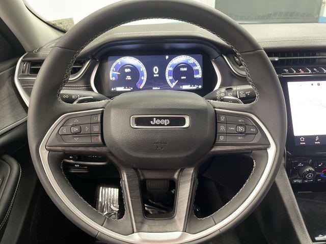 Photo of 2023 Diamond Black Crystal Pearlcoat Jeep Grand Cherokee L