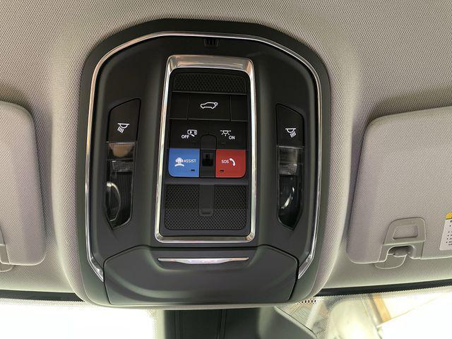 Photo of 2023 Diamond Black Crystal Pearlcoat Jeep Grand Cherokee L