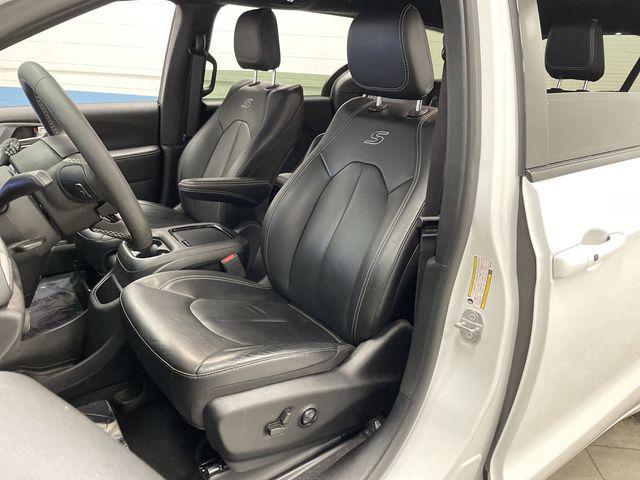 Photo of 2022 Bright White Clearcoat Chrysler Pacifica Hybrid