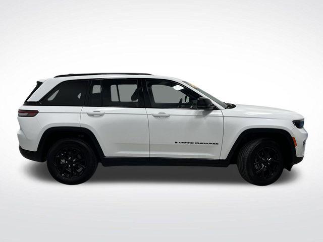 Photo of 2024 Bright White Clearcoat Jeep Grand Cherokee
