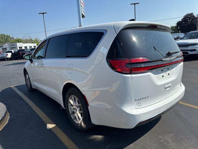 Photo of 2023 Bright White Clearcoat Chrysler Pacifica
