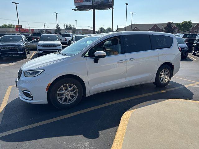 Photo of 2023 Bright White Clearcoat Chrysler Pacifica