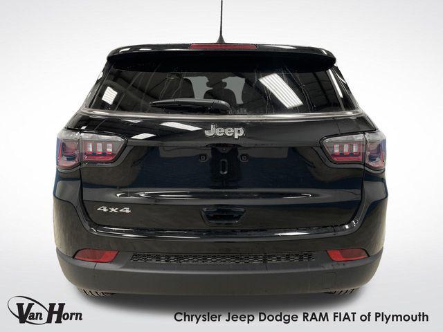 Photo of 2025 Diamond Black Crystal Pearlcoat Jeep Compass