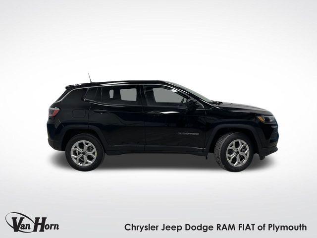 Photo of 2025 Diamond Black Crystal Pearlcoat Jeep Compass