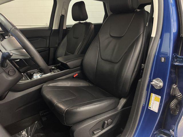 Photo of 2020 Blue Metallic Ford Edge