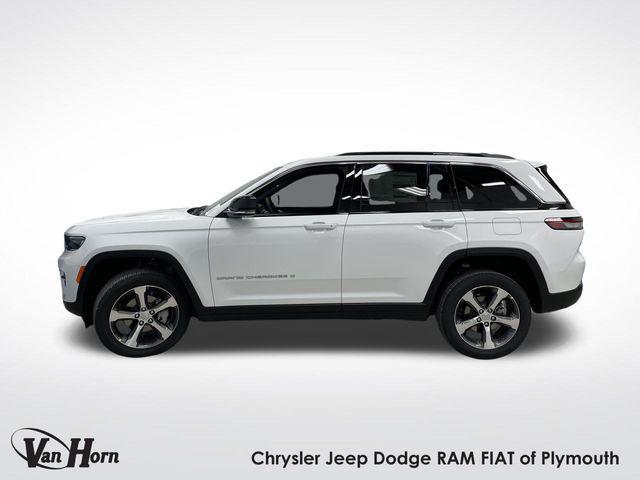 Photo of 2025 Bright White Clearcoat Jeep Grand Cherokee