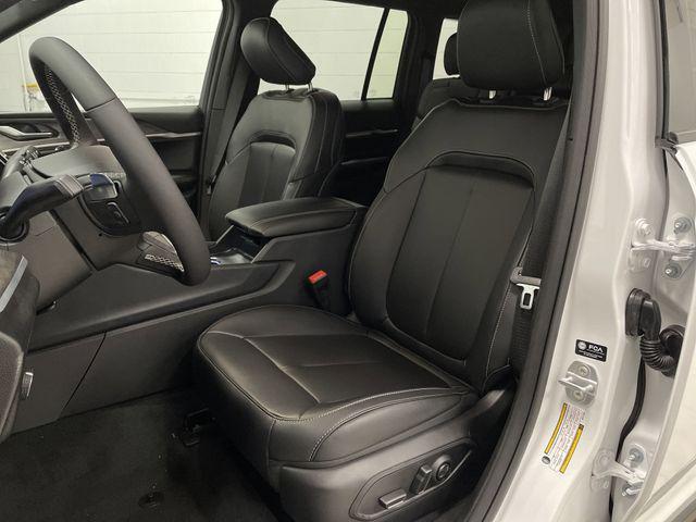Photo of 2025 Bright White Clearcoat Jeep Grand Cherokee