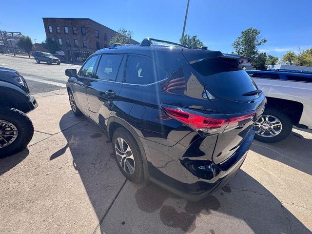 Photo of 2021 Opulent Amber Toyota Highlander