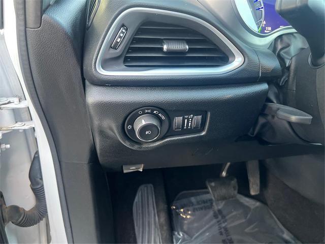 Photo of 2018 Bright White Clearcoat Chrysler Pacifica