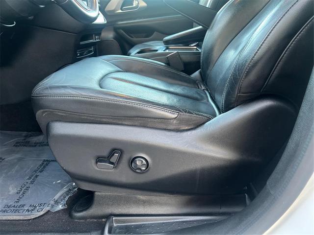 Photo of 2018 Bright White Clearcoat Chrysler Pacifica