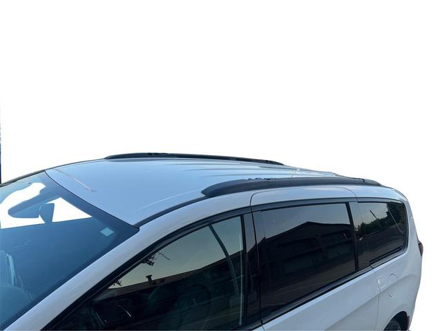 Photo of 2018 Bright White Clearcoat Chrysler Pacifica