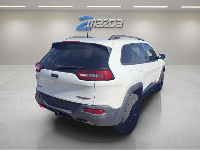 Photo of 2016 Bright White Clearcoat Jeep Cherokee