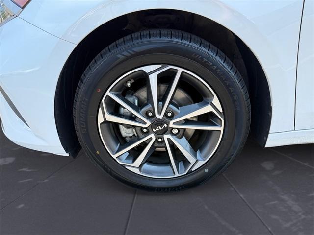 Photo of 2022 Snow White Pearl Kia Forte