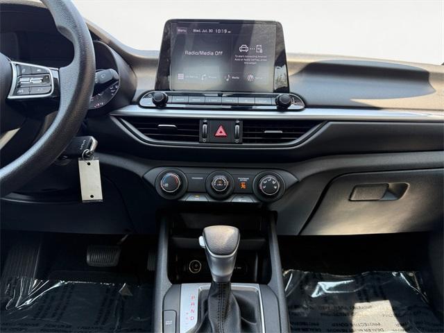 Photo of 2022 Snow White Pearl Kia Forte