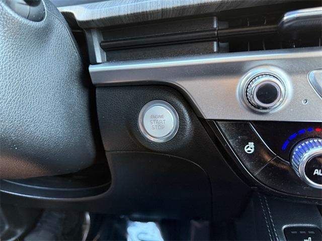 Photo of 2024 Glacial White Pearl Kia Telluride