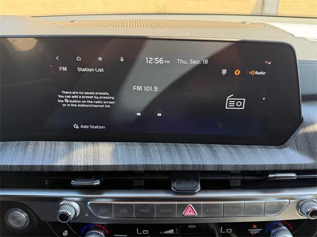 Photo of 2024 Glacial White Pearl Kia Telluride