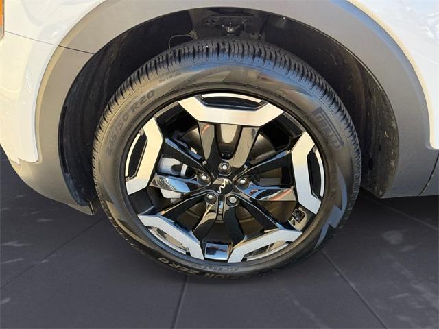 Photo of 2024 Glacial White Pearl Kia Telluride