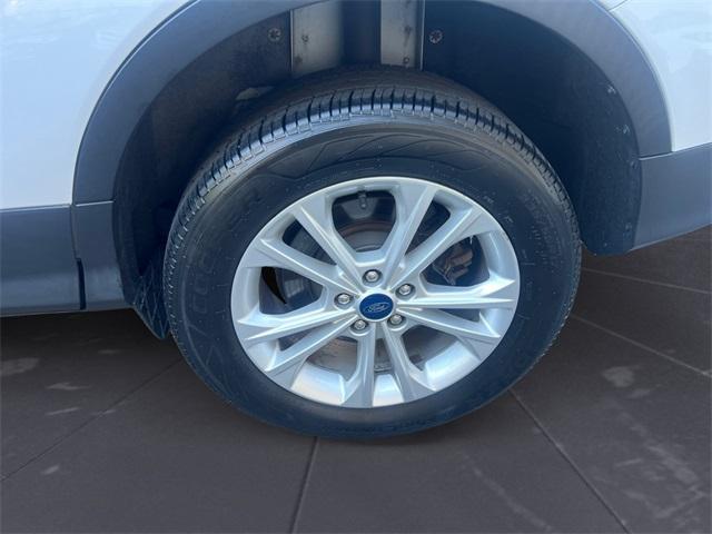 Photo of 2019 Oxford White Ford Escape