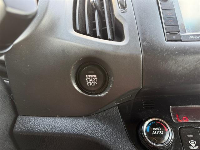 Photo of 2011 Mineral Silver Kia Sportage