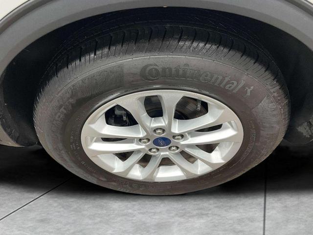 Photo of 2022 White Ford Escape