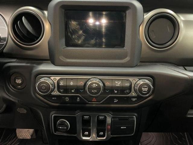 Photo of 2019 White Jeep Wrangler