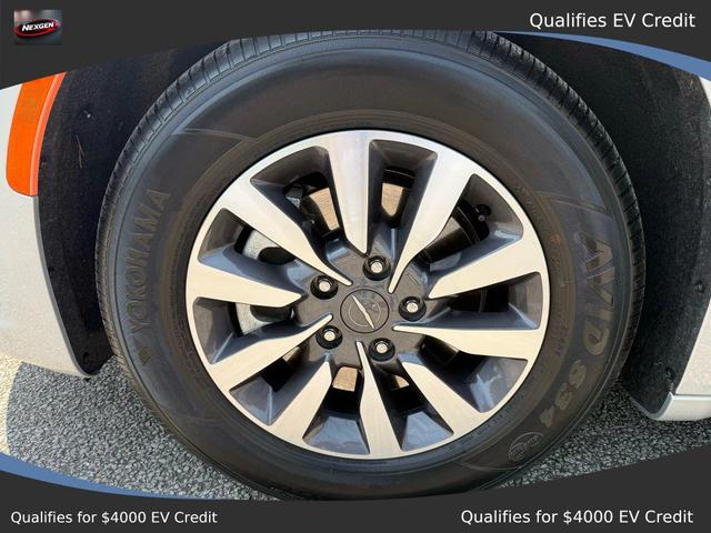 Photo of 2022 Silver Mist Clearcoat Chrysler Pacifica Hybrid