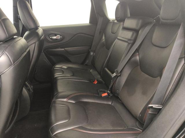 Photo of 2019 Diamond Black Crystal Pearlcoat Jeep Cherokee