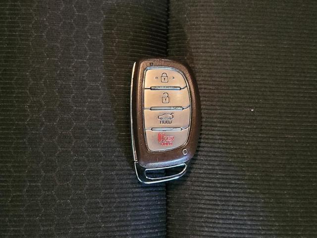 Photo of 2018 Quartz White Pearl Hyundai ELANTRA