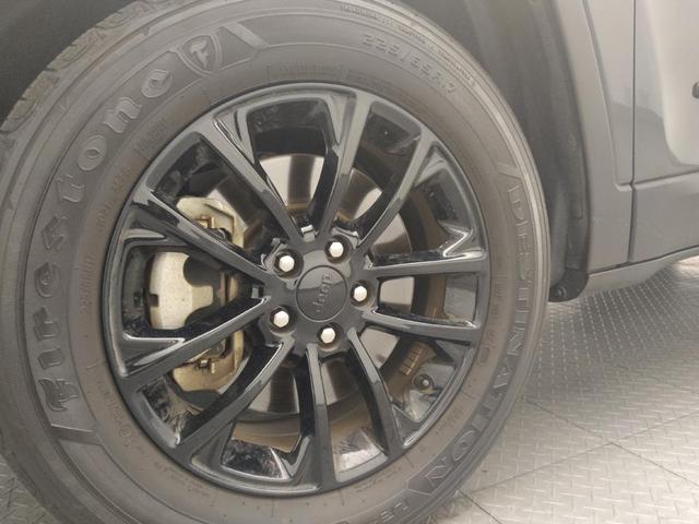 Photo of 2023 Gray Jeep Cherokee