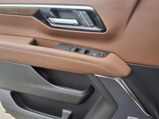 Photo of 2025 Iridescent Pearl Tricoat Chevrolet Suburban