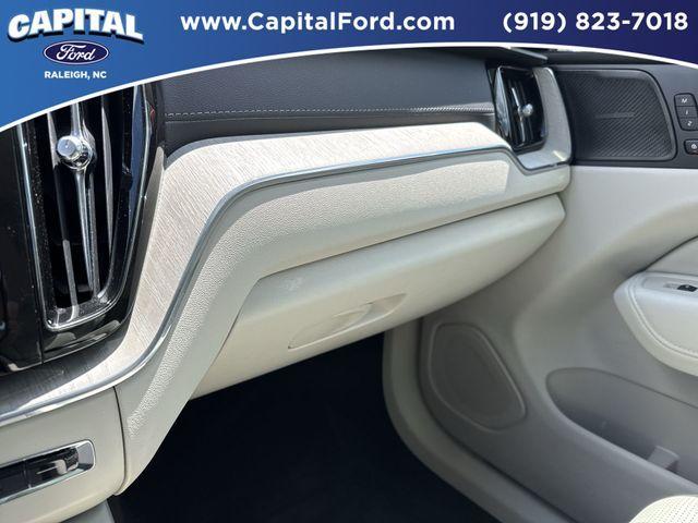 Photo of 2022 Fusion Red Metallic Volvo XC60