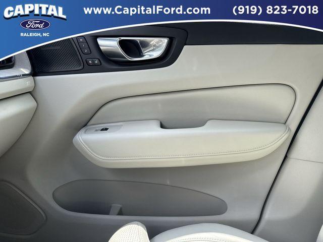 Photo of 2022 Fusion Red Metallic Volvo XC60