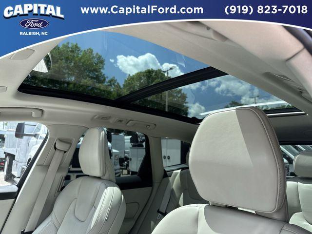 Photo of 2022 Fusion Red Metallic Volvo XC60